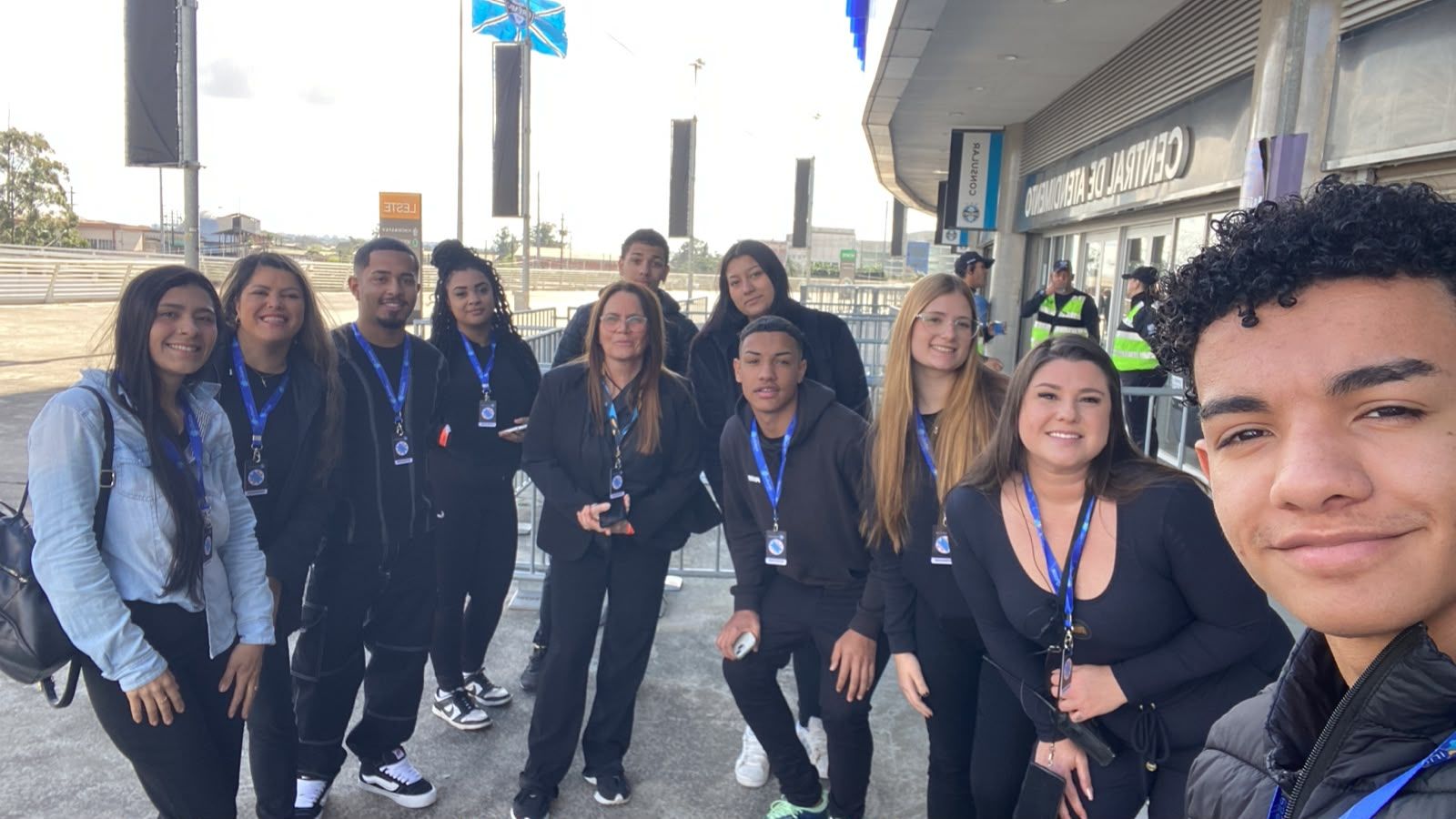 Equipe de SAC da 3S Onlife em frente à Central de Atendimento da Arena do Grêmio